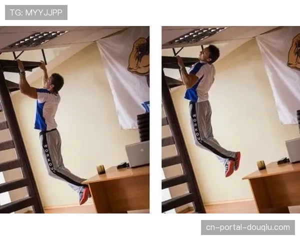 更衣室内，老将向年轻队友演示如何在不犯规的前提下完成有效身体压迫